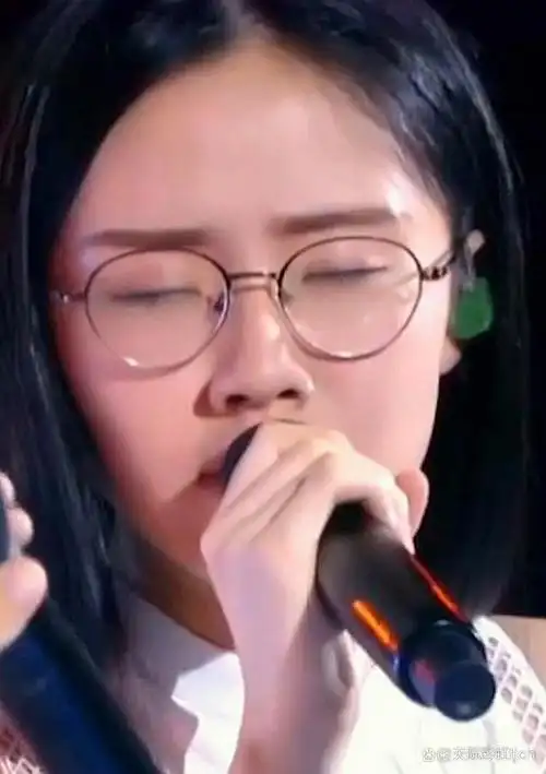 2017年7月,郭沁参加《中国新歌声第二季》,凭借演唱《美若黎明》加入