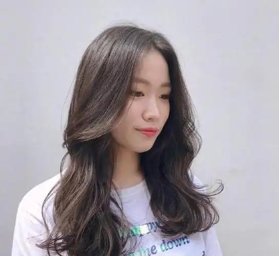 40岁的女人留什么发型显年轻,几款微卷波浪发型,时髦又减龄