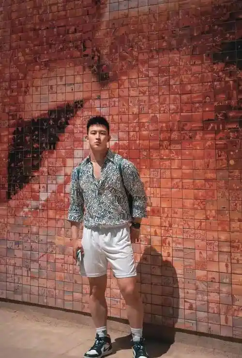 魅力:健身房里的男孩,完美的外表和身材让人为之倾倒_训练_肌肉_力量