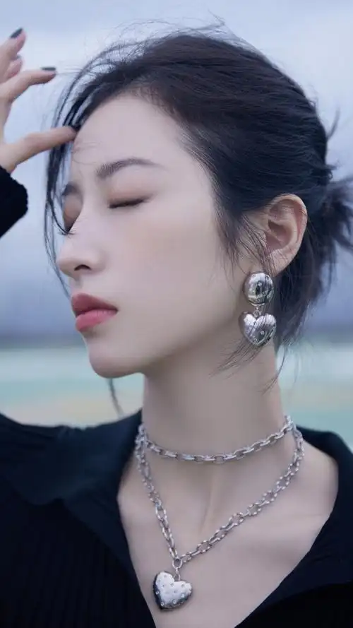 周雨彤养眼黑色毛衣写真12