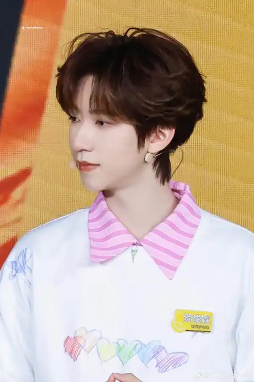 时代少年团-贺峻霖身穿yldp彩绘爱心短袖t恤,绚丽色彩与涂鸦印花敲铑