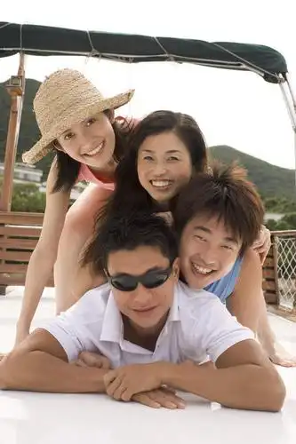 东方人,栏杆,笑,微笑,露齿笑,竖图,室外,白天,正面,衬衫,度假,山,山脉