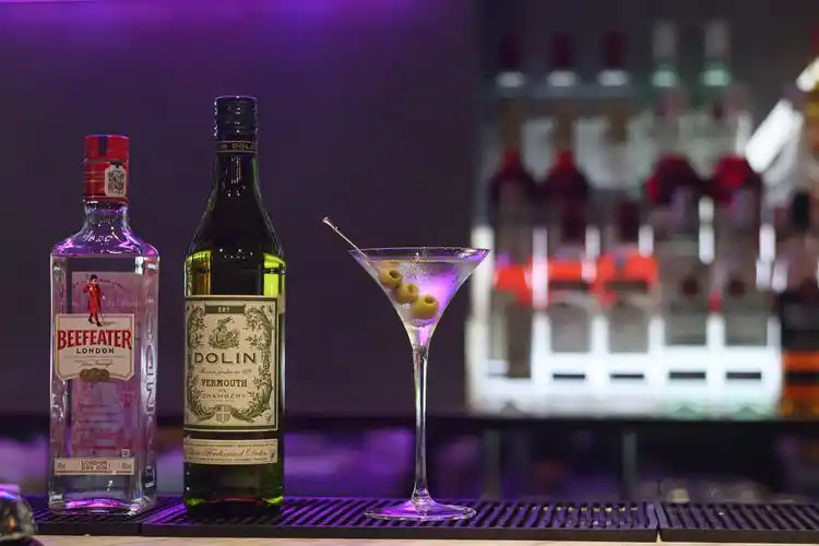 银狐在酒吧喊一次这轮酒我请大概得花多少钱