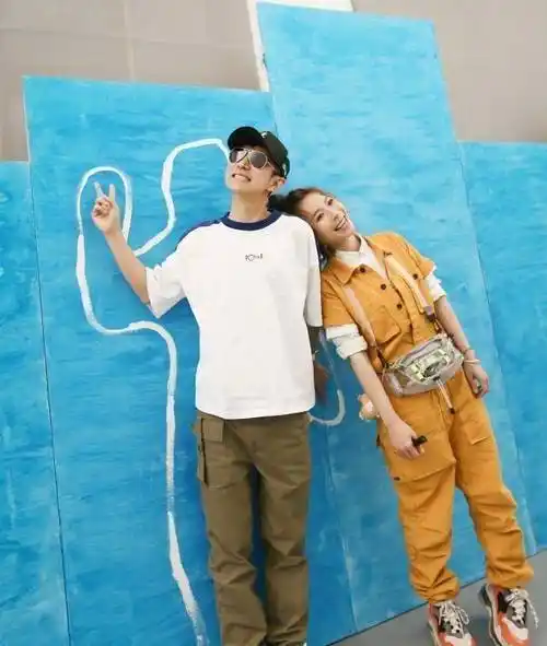 原创原创45岁何炅逆龄生长穿粉色毫无违和感青春洋溢像20岁阳光少年