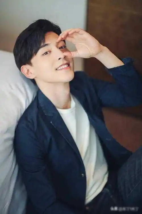 封杀1年多再看邓伦如今的处境他很可恨但也很可悲