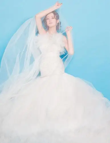 赵丽颖纯白婚纱甜美可爱写真