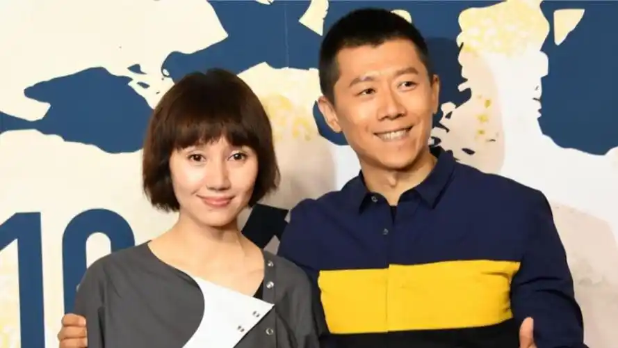 夏雨外出吃饭搂肩袁泉,结婚15年低调恩爱,家属感满满