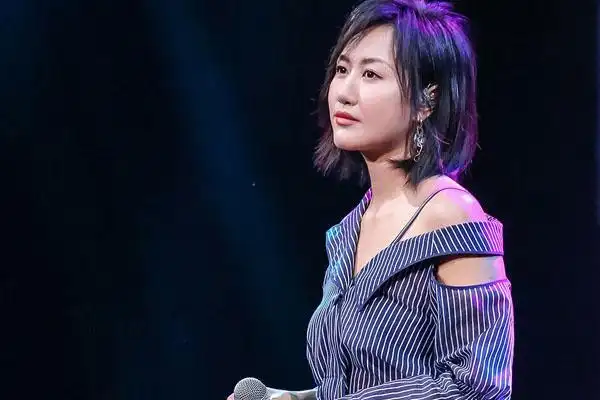 蒙面唱将爱丽丝娃娃很难猜?陈粒声音暴露了,她特征很明显