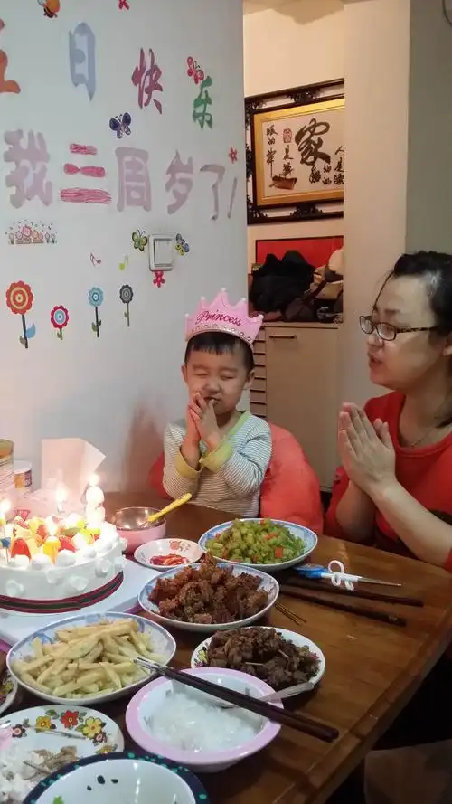 在家里妈妈也给过生日