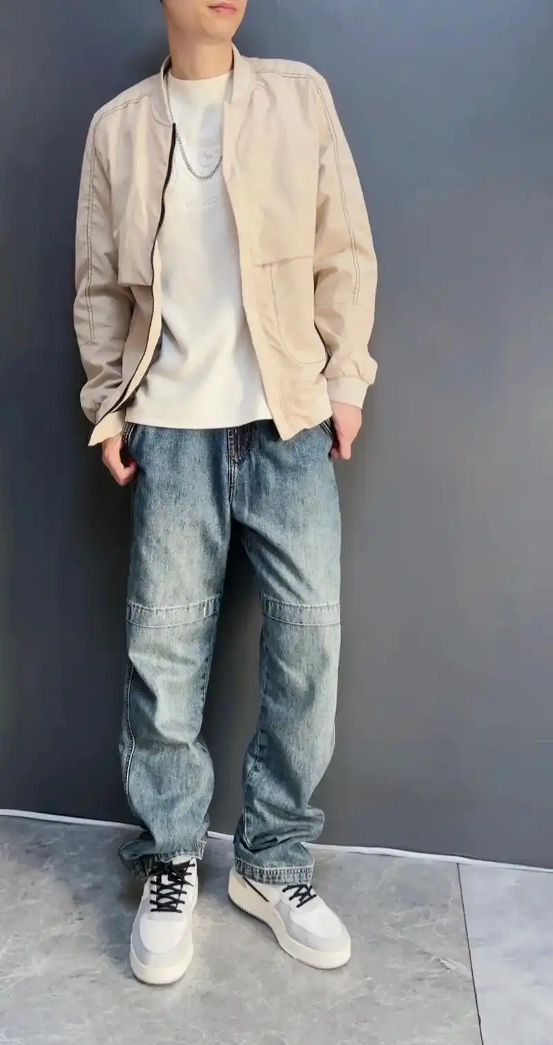 阳光男孩标配宽松阔腿牛仔裤加浅色夹克外套.