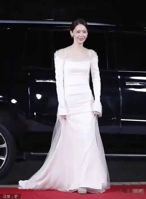 林允儿穿白纱裙秀锁骨 仙气飘飘