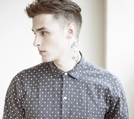 今天小编就推荐几款帅气莫西干发型,一起来看看酷男们是如何用发型来