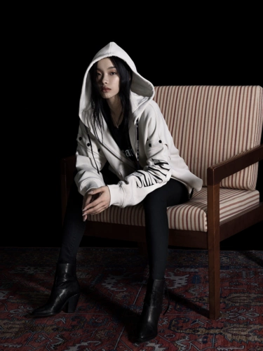 lexie刘柏辛将具有现代感的balfern皮革夹克与浪漫的