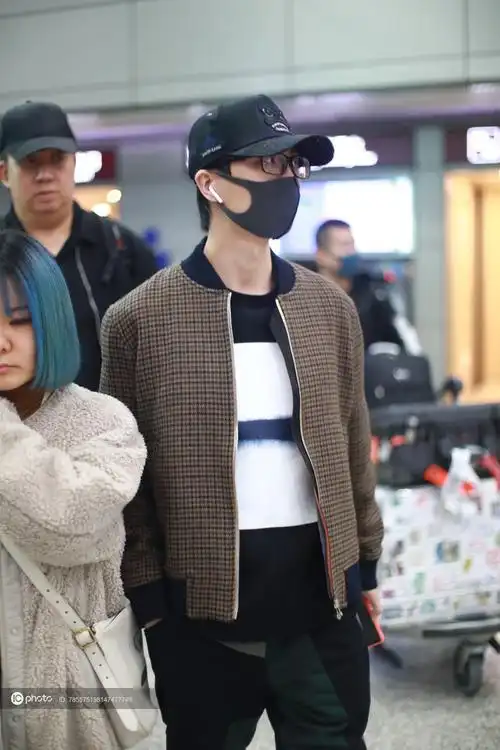 独家网络歌手许嵩潮搭亮相机场黑框眼镜男魅力超惹眼