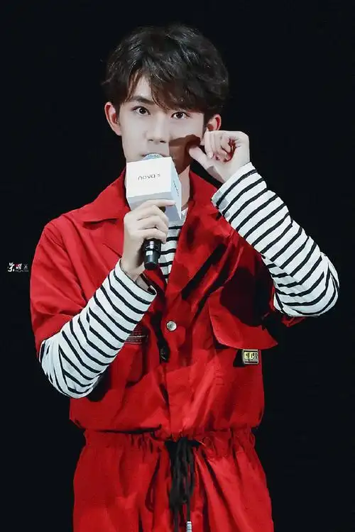 红色玺玺@tfboys-易烊千玺#易烊千玺怎么这样