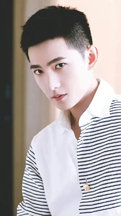 五官立体,真的好适合寸头帅疯了@杨洋