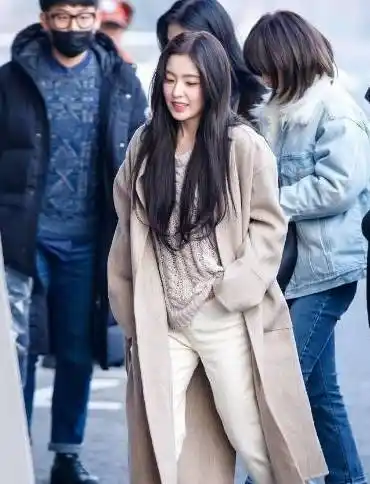 被裴珠泫穿搭惊艳,一副"懒女人"出门的样子,脚上最抢眼_时尚_穿法