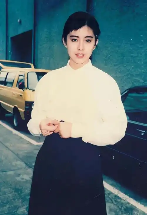 王祖贤现身国外寺庙!素颜穿僧袍美到发光,难怪成为众多男人梦想