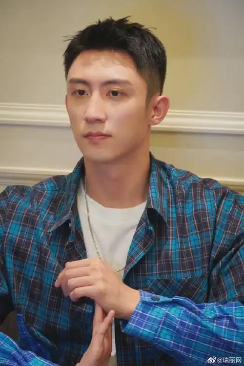 rayli星闻#【#鲸彩一刻#】黄景瑜超话分享日常随拍92蓝色格纹衬衫