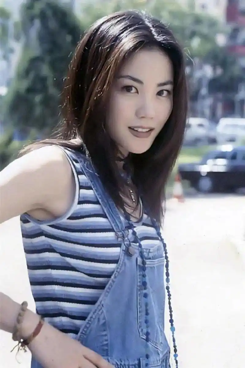 年轻时的王菲可真美红色波点衬衫配皮短裤穿搭时髦大长腿吸睛