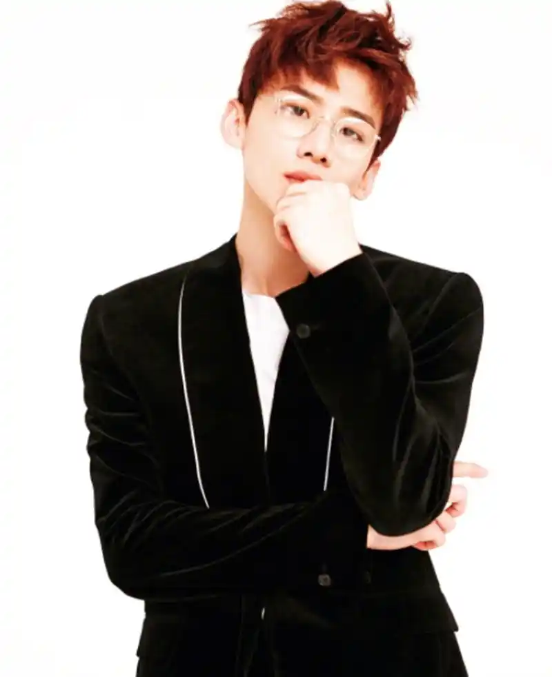 白敬亭的一组写真照,最后一张堪称"社会白",就问你怕不怕!