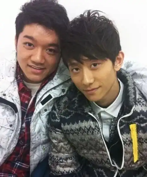 张一山晒与尤浩然合影喊了那么多年满足你可是你的脸太大了