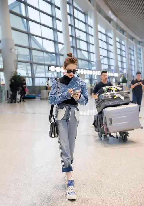 戚薇走机场真个性穿牛仔外套系一个扣把牛仔裤反穿太时髦