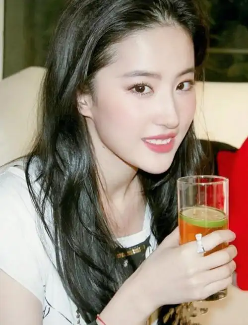 刘亦菲笑起来下巴其实挺尖的