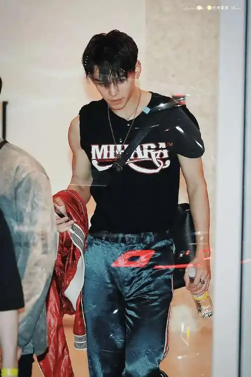 毫不见外的港仔黄旭熙lucas 被说是顶级门面,身高腿长,肩宽胯窄,跳舞