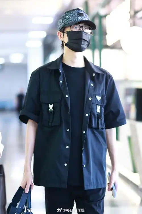 2022年8月12日,湖南长沙,许嵩黑色系穿搭现身黄花机场.#许嵩#许嵩超话