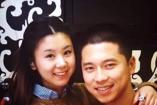 王雷为爱妻不接吻戏妻子分享两人青涩照片回忆那段恩爱时光