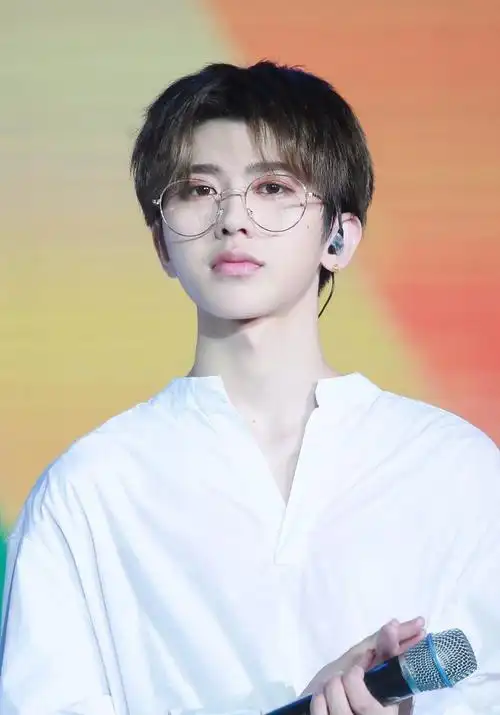 蔡徐坤金丝眼镜帅气阳光时尚写真