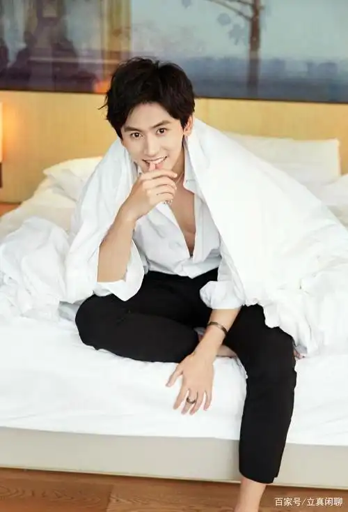 张哲瀚经典照片集锦 形象健康向上的新生代青春偶像