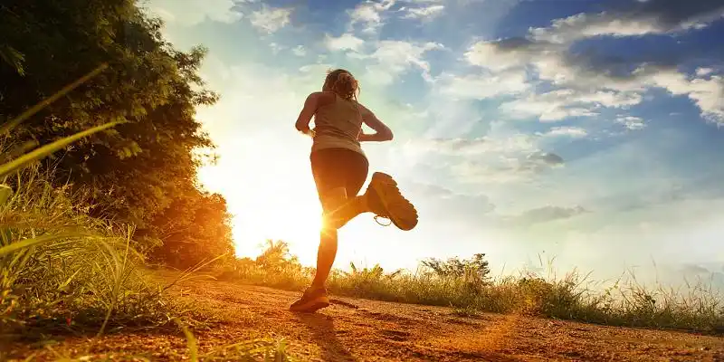 金色阳光绿色草地女性跑步唯美小清新文艺生命在于运动展板背景敬畏