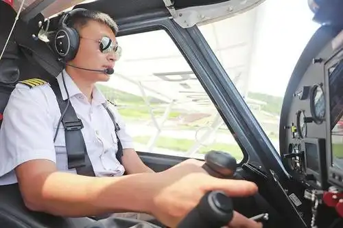 人物速写 康森,27岁,运动飞机飞行员培训基地机长