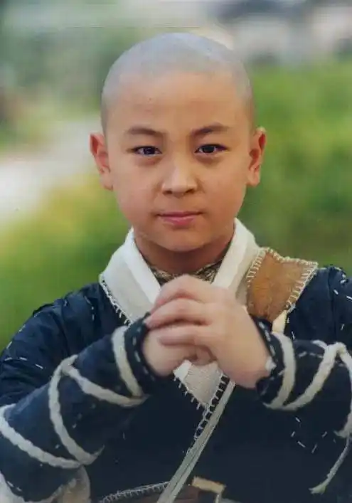 她14岁就把初恋给了释小龙,全网禁止她整容,今28岁成这样!