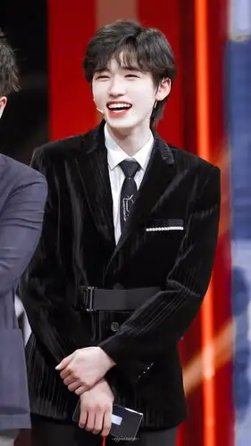 宋亚轩眼镜和西服