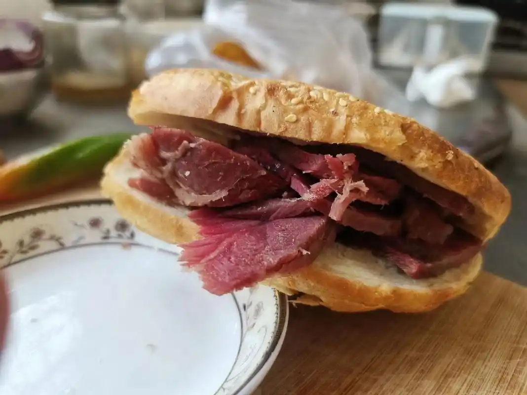 烧饼夹牛肉