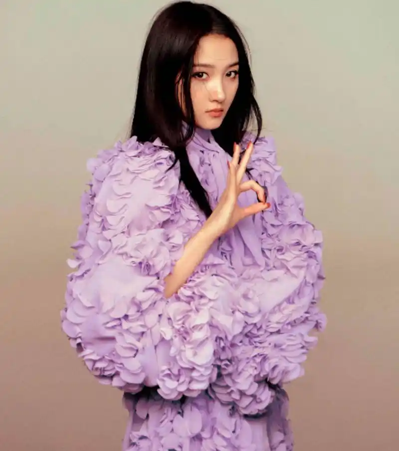 关晓彤穿黑色短上衣秀马甲线 眼神清冷甜美又酷辣