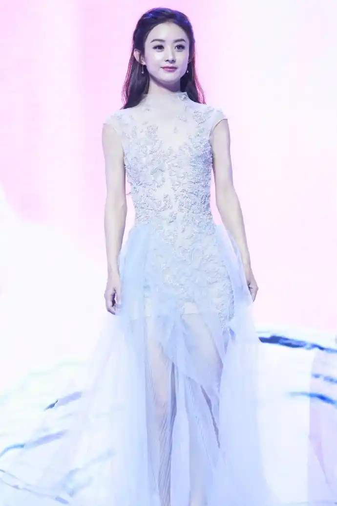 赵丽颖最美的7张全身照,轻松玩转小礼服,这么美一定是仙女了!
