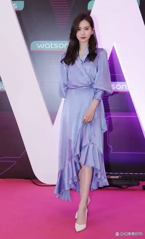 刘诗诗穿蓝裙配白色尖头高跟鞋气质静谧优雅