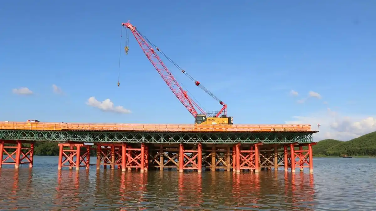 广西飞龙大桥钢栈桥平台搭设完成