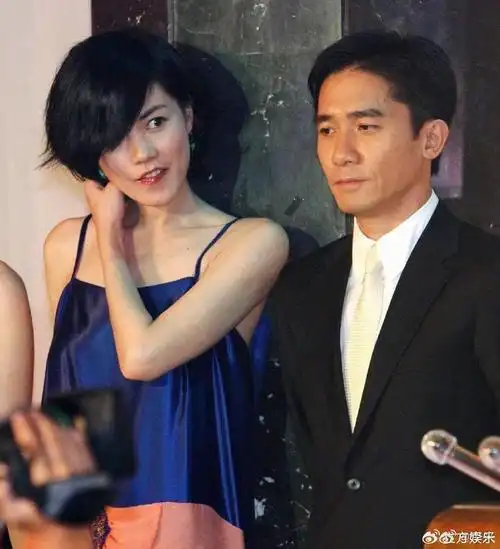 刘嘉玲晒梁朝伟王菲聚会照二人头靠头挽手状态年轻
