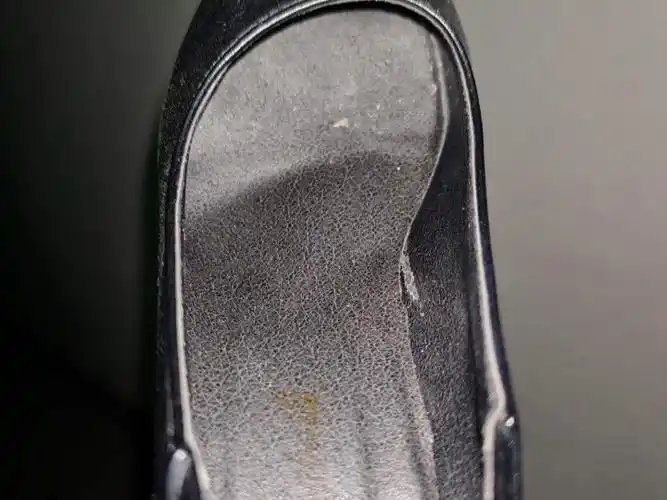 楼道里的高跟鞋,鞋里是什么?