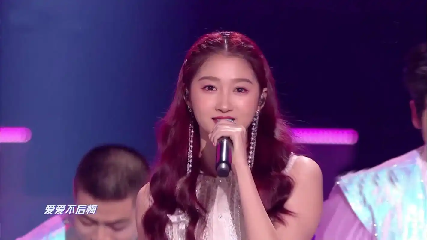 关晓彤818晚会舞台魔鬼特效,高情商回应逆转口碑,可爱p图好憨憨