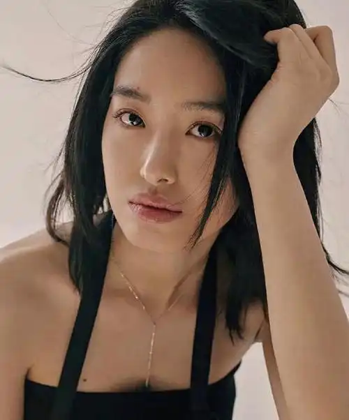 杨采钰终于摆脱像谁怪圈资源好好可这厚嘴唇真要硬吹港台风情