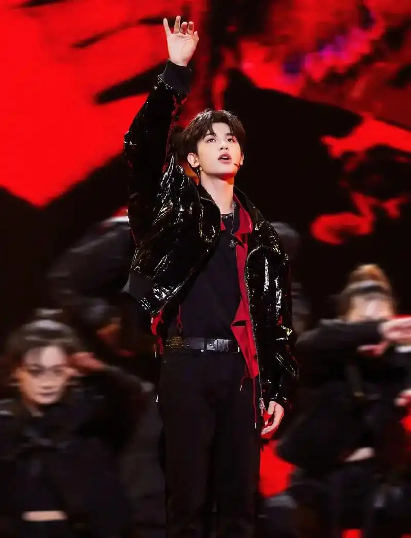 黄明昊 小贾《王牌对王牌》的舞台太炸了 就是镜头有点少,希 - 抖音