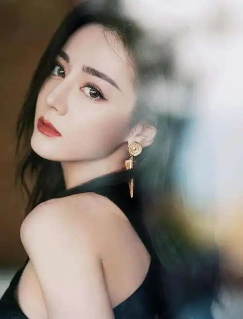 迪丽热巴美照上新,卷发红唇搭配镂空黑色长裙,心动值满分|穿搭|女性