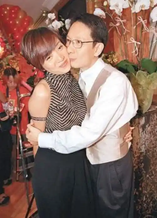 是刘培基将梅艳芳从"坏女孩"形象拉回"百变女王"风格,后者曾在某次