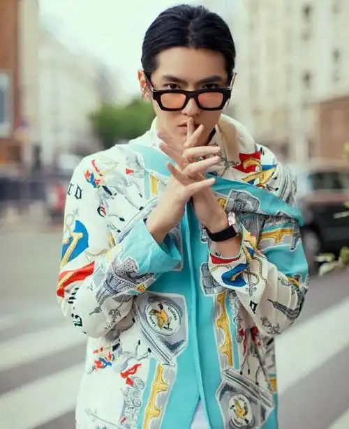 巴黎时装周,男星酷帅风,吴亦凡品味遭质疑